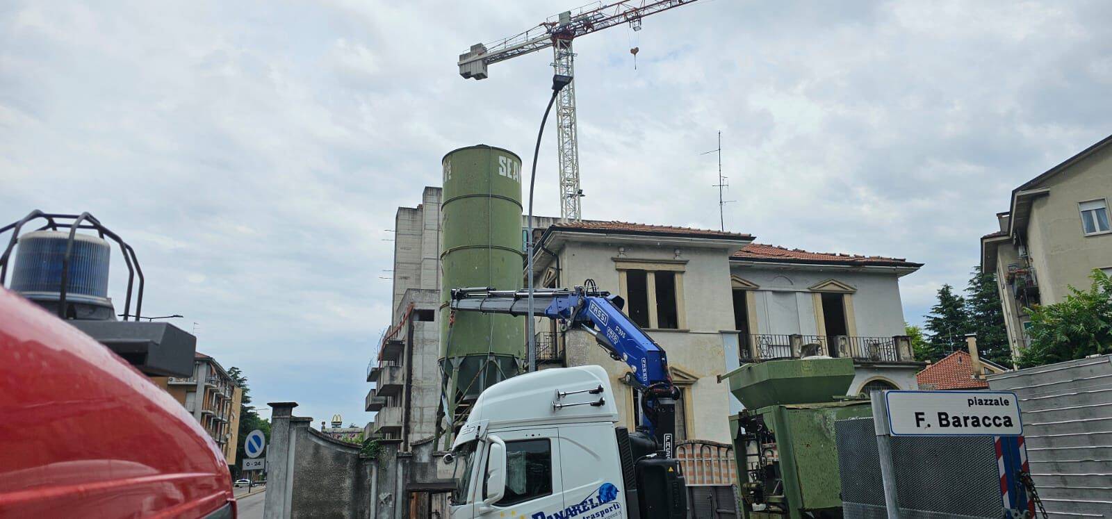 Viale cadorna chiuso per silos pericolante