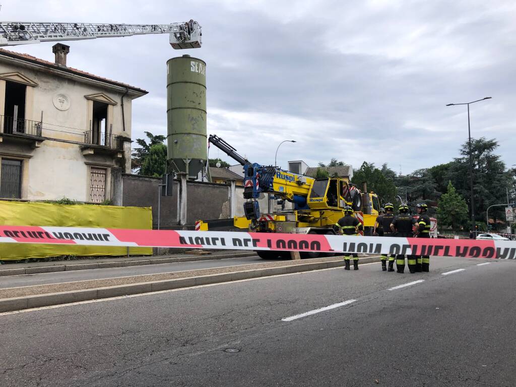 Viale cadorna chiuso per silos pericolante