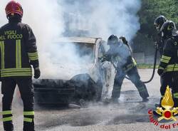 Auto in fiamme a Lonate Pozzolo