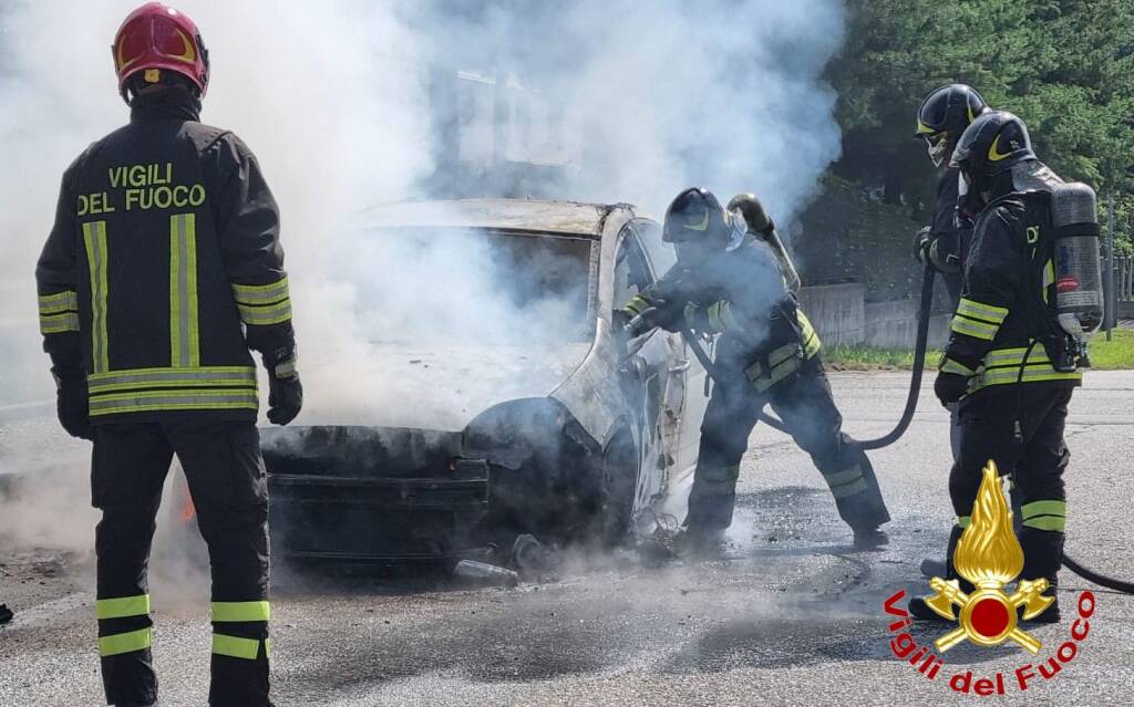 Auto in fiamme a Lonate Pozzolo