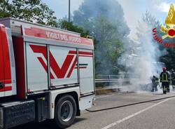 Auto in fiamme a Lonate Pozzolo