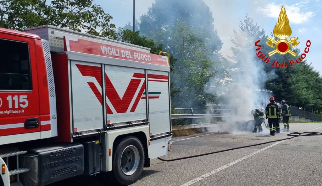 Auto in fiamme a Lonate Pozzolo