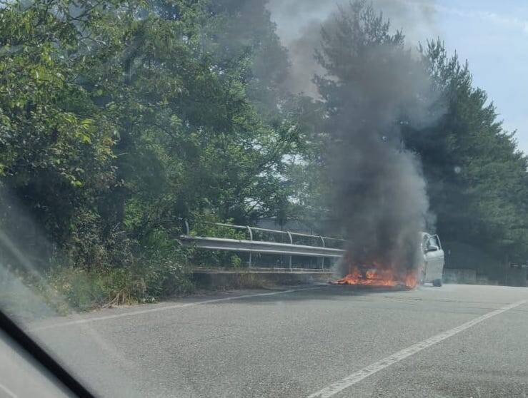 Auto in fiamme a Lonate Pozzolo