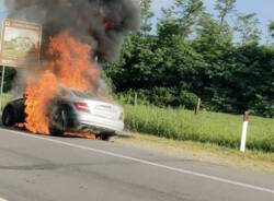 auto incendio sesto calende fiamme