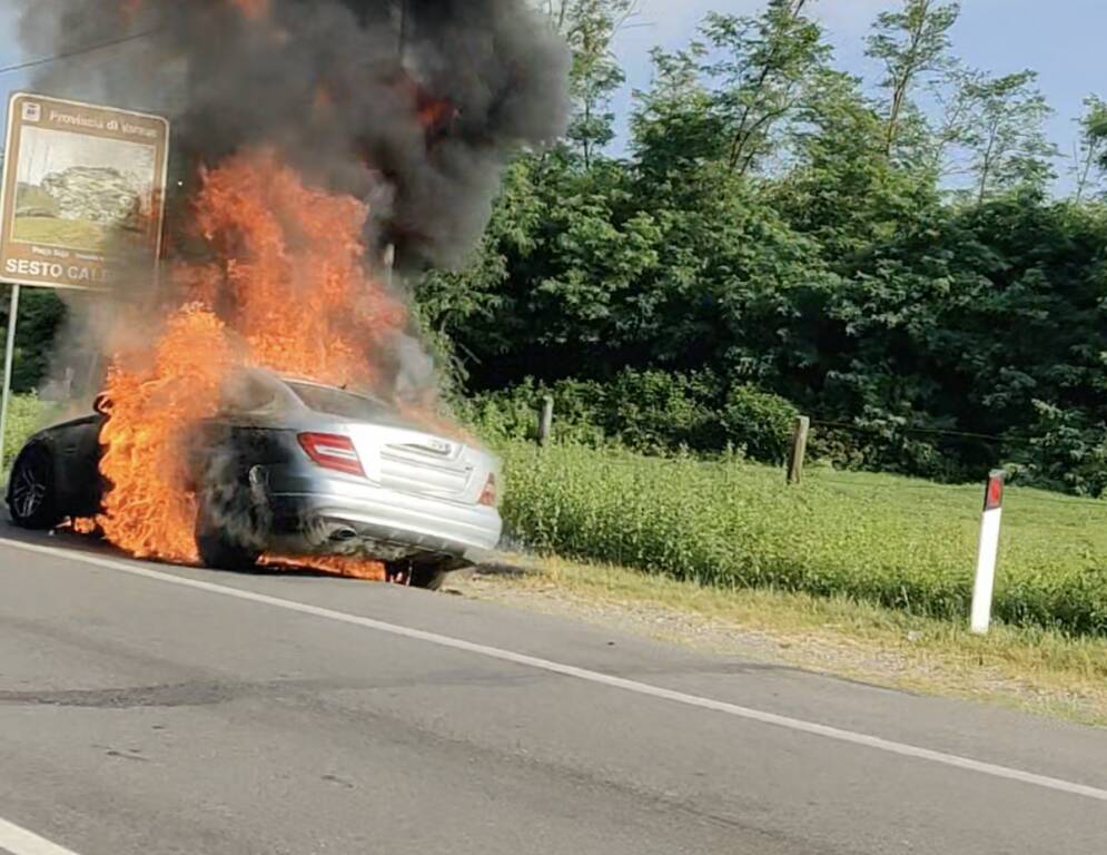 auto incendio sesto calende fiamme