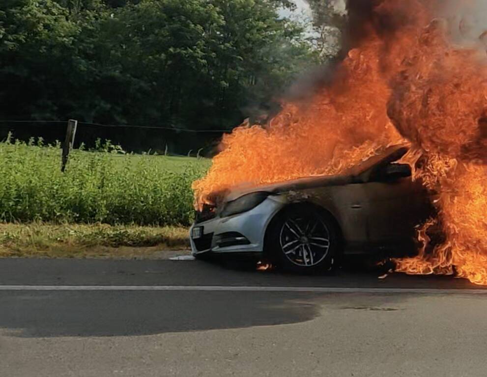 auto incendio sesto calende fiamme