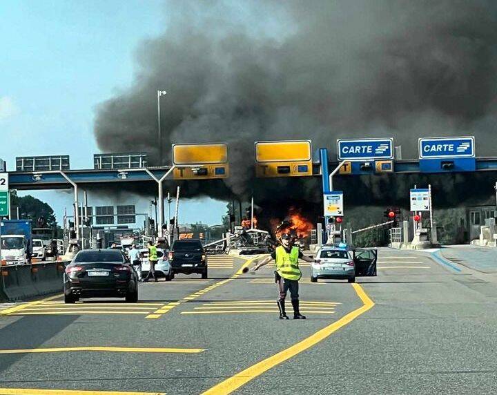 Le fiamme al casello di Gallarate