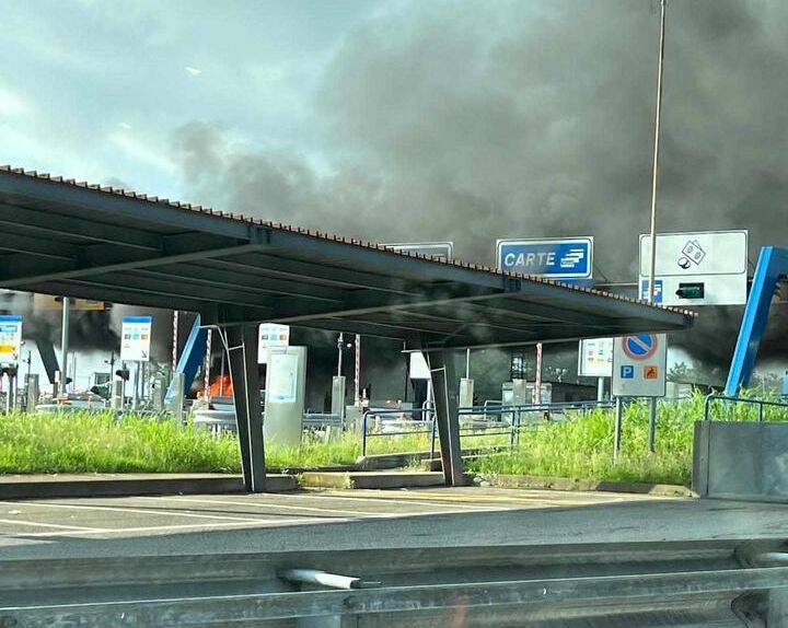 Le fiamme al casello di Gallarate