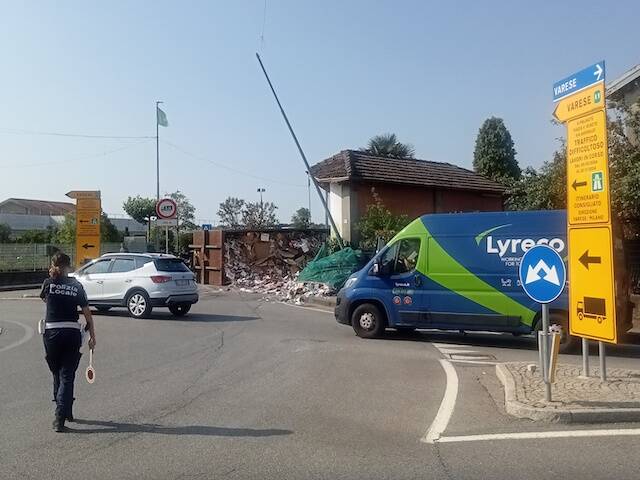 Camion carico di carta si ribalta tra Malnate e Binago