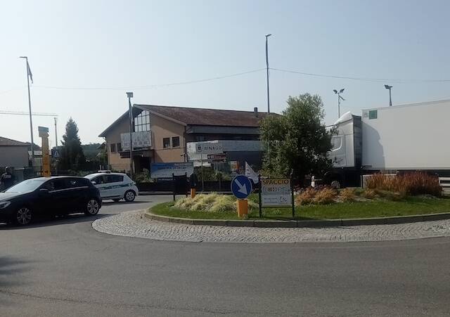 Camion carico di carta si ribalta tra Malnate e Binago
