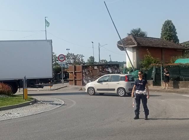 Camion carico di carta si ribalta tra Malnate e Binago