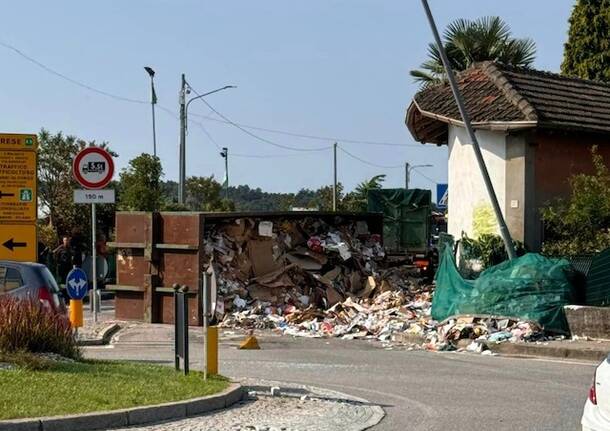 Camion carico di carta si ribalta tra Malnate e Binago
