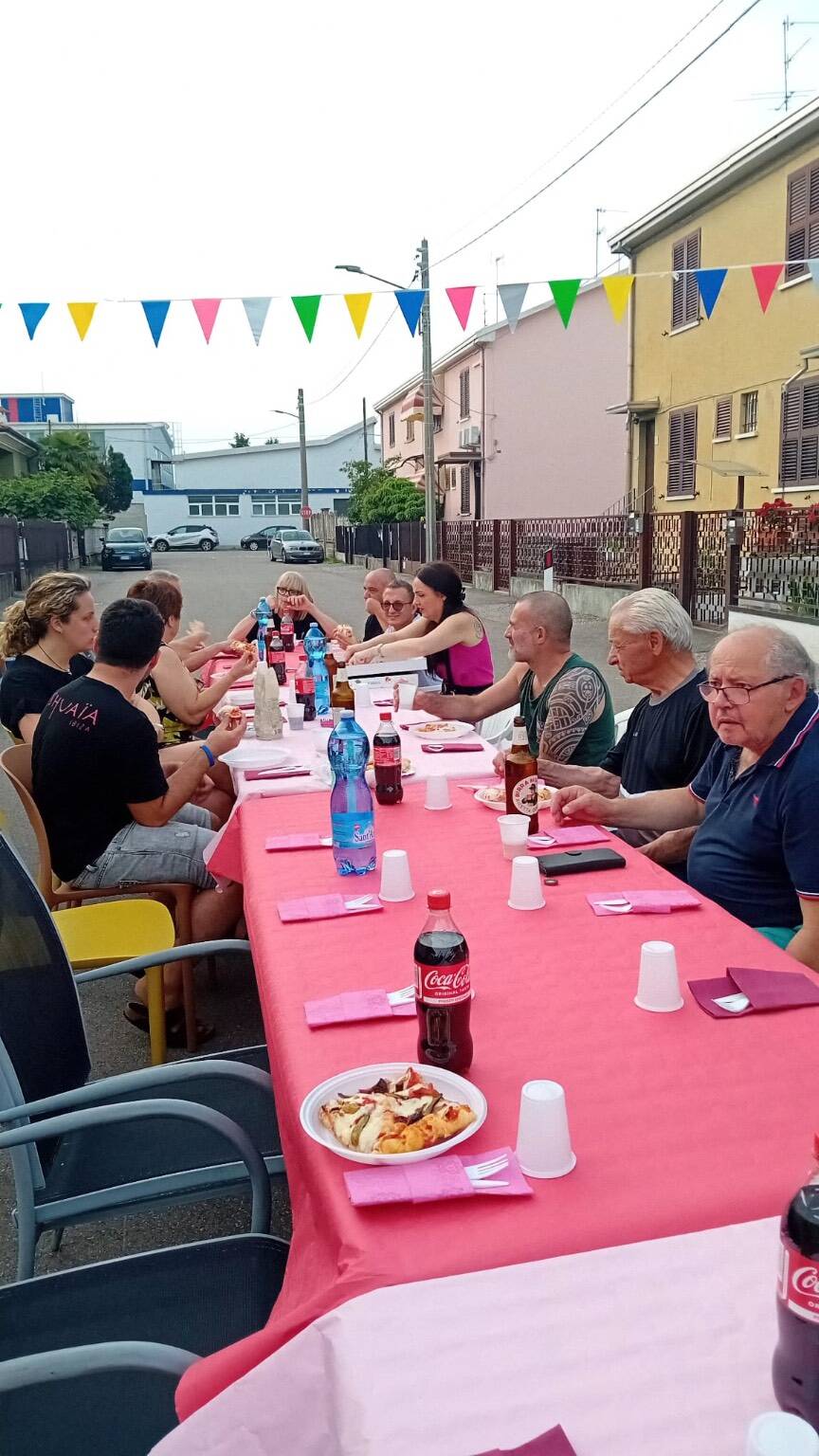 Cena tra vicini in via Caboto a Villa Cortese 2024 