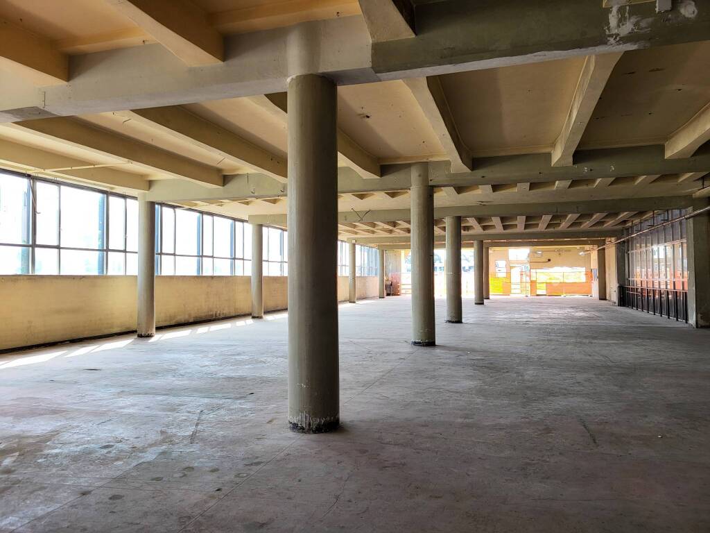 Dentro l'edificio a ponte dell'area ex Rede di Parabiago