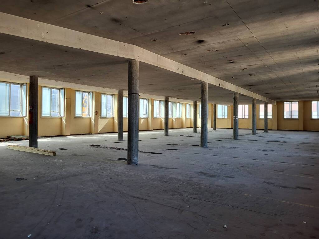 Dentro l'edificio a ponte dell'area ex Rede di Parabiago