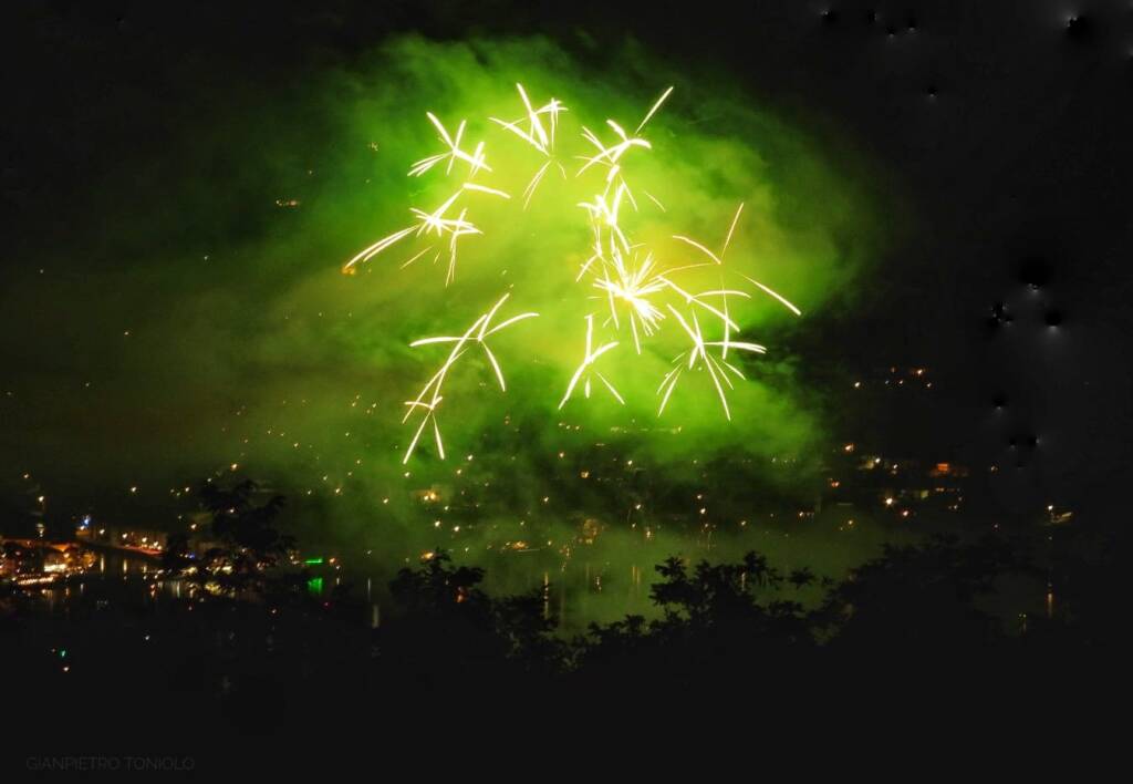 I fuochi d'artificio 2024 a Lavena Ponte Tresa - foto di Gianpietro Toniolo