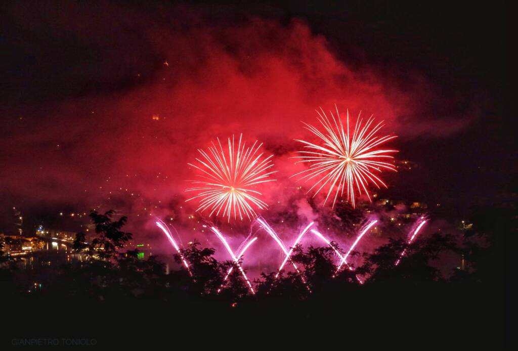 I fuochi d'artificio 2024 a Lavena Ponte Tresa - foto di Gianpietro Toniolo