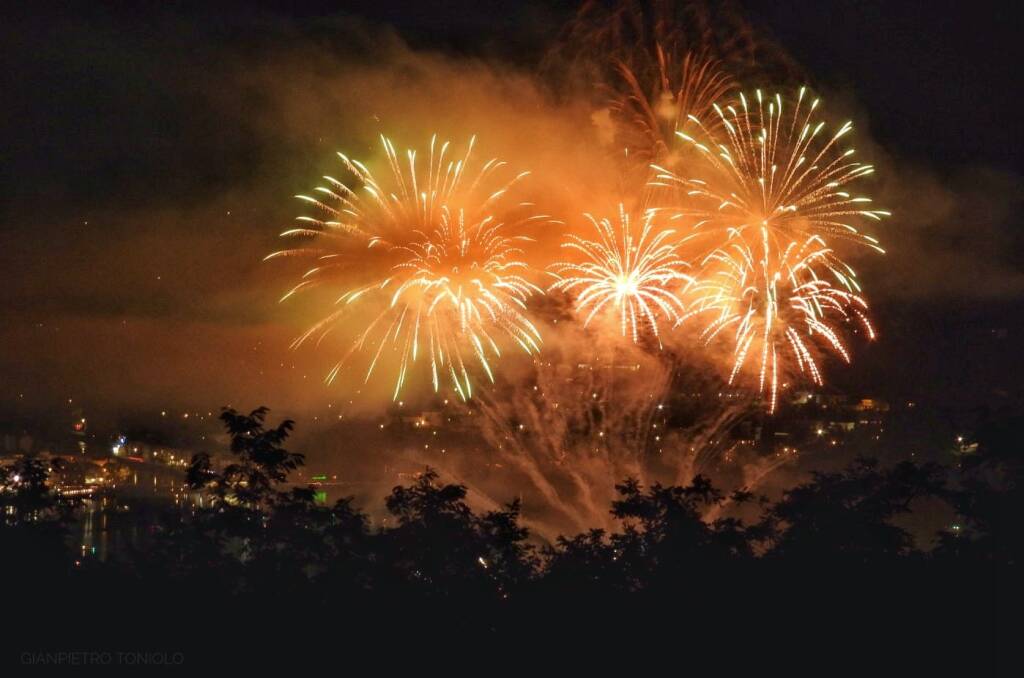 I fuochi d'artificio 2024 a Lavena Ponte Tresa - foto di Gianpietro Toniolo
