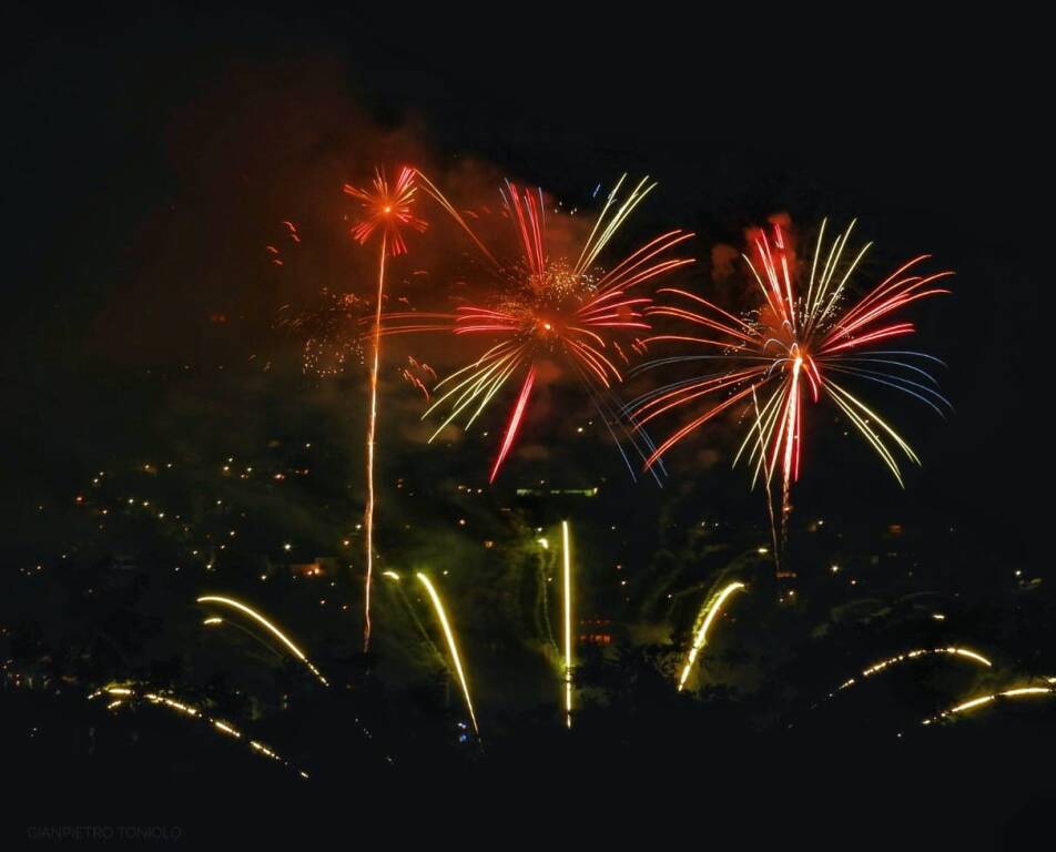 I fuochi d'artificio 2024 a Lavena Ponte Tresa - foto di Gianpietro Toniolo