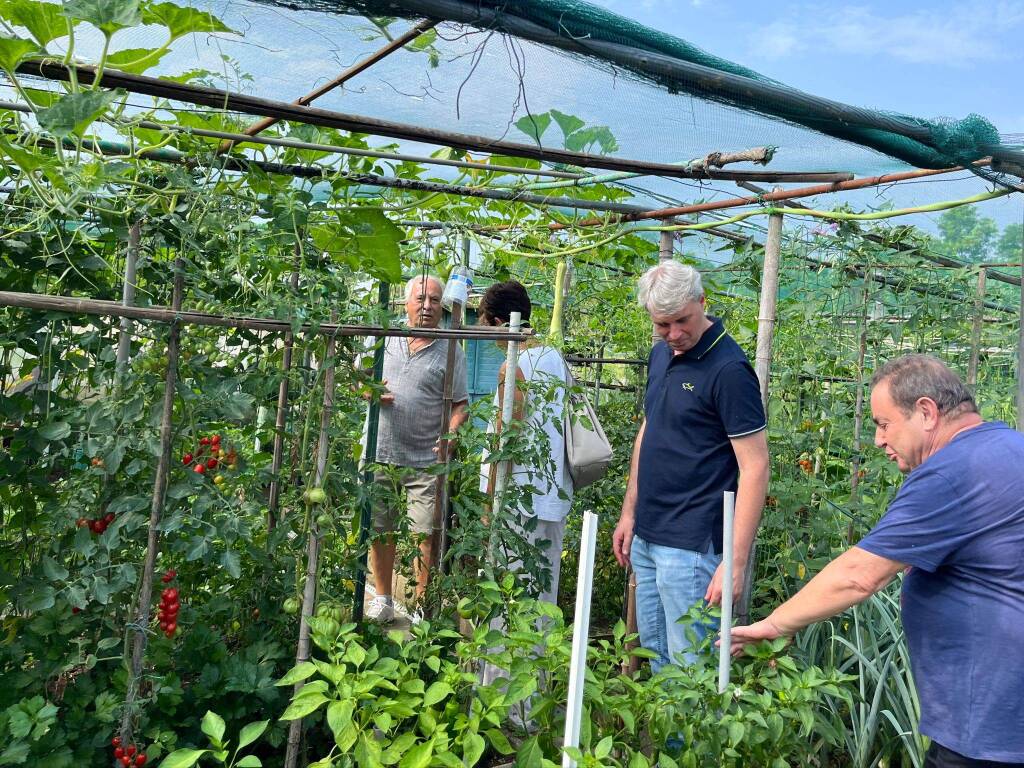 in visita agli orti urbani di varese a bizzozero