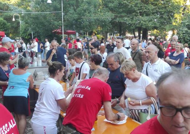 In più di 500 nel parco di Villa Rusconi per l’Indian Color Party della contrada Rescalda