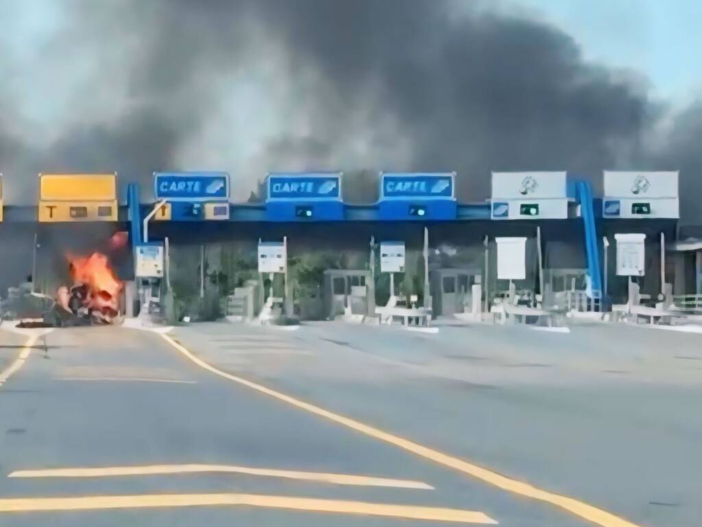 Le fiamme al casello di Gallarate