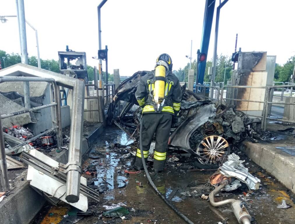 Le fiamme al casello di Gallarate