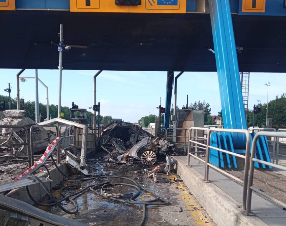 Le fiamme al casello di Gallarate