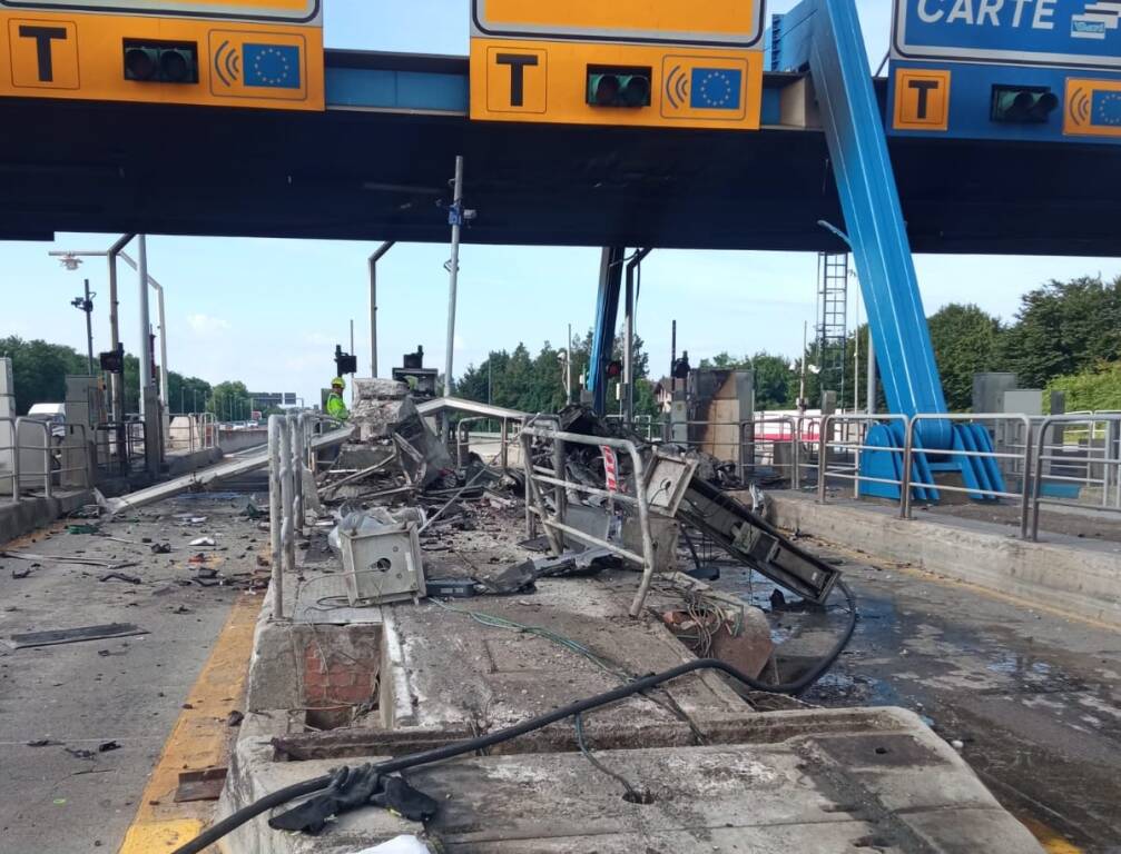 Le fiamme al casello di Gallarate