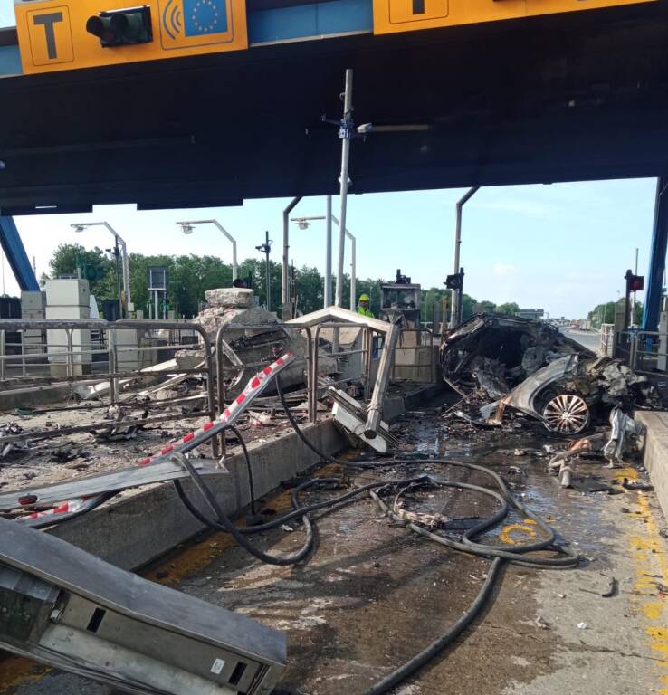 Le fiamme al casello di Gallarate