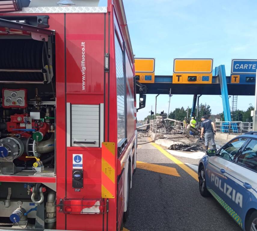 Le fiamme al casello di Gallarate