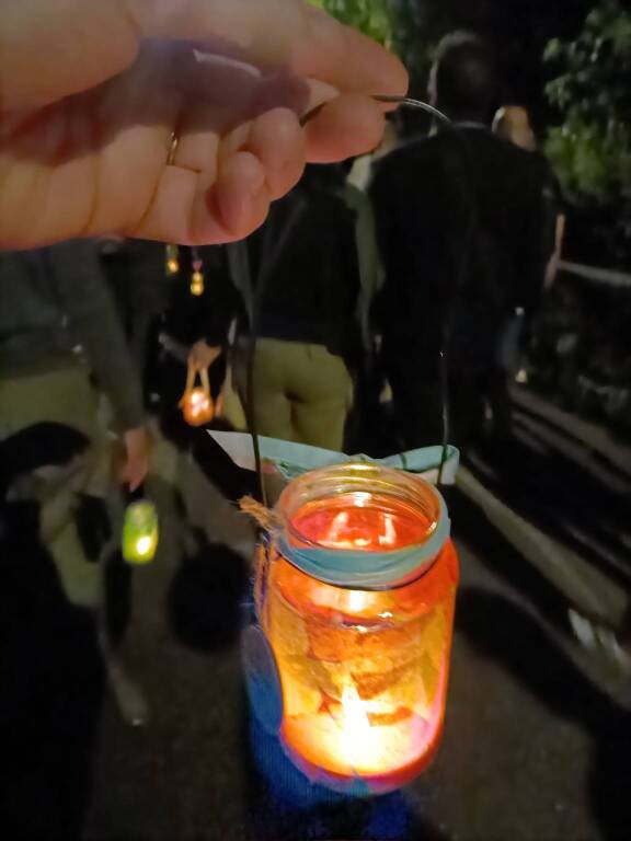 Più di 150 persone per la lanternata Synergie alla Rasa