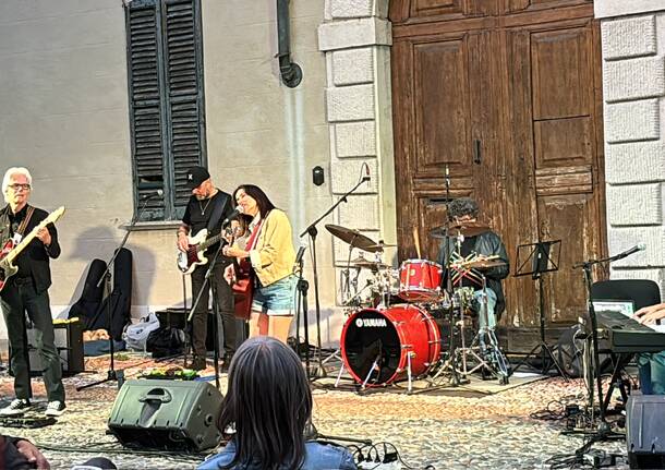 The queen of Nashville incanta piazza Canonica a Varese