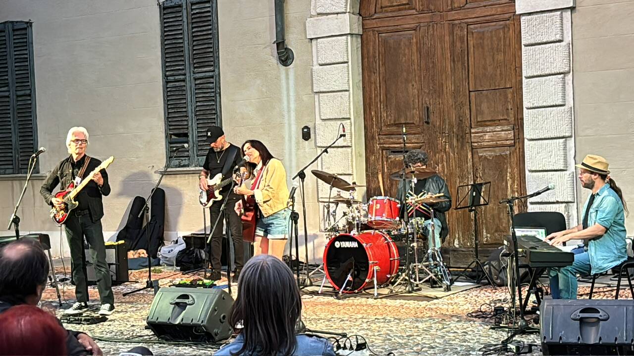 The eileen rose band in concerto in piazza Canonica