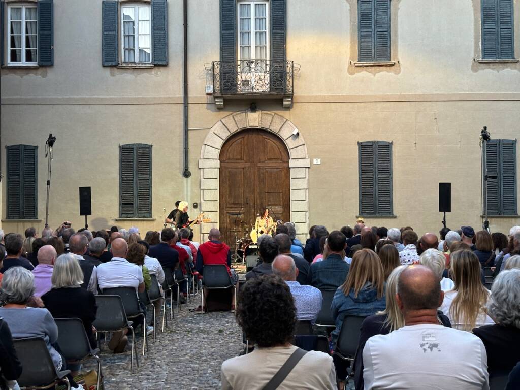 The eileen rose band in concerto in piazza Canonica