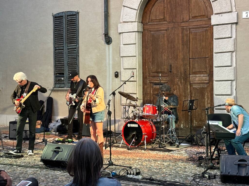 The eileen rose band in concerto in piazza Canonica