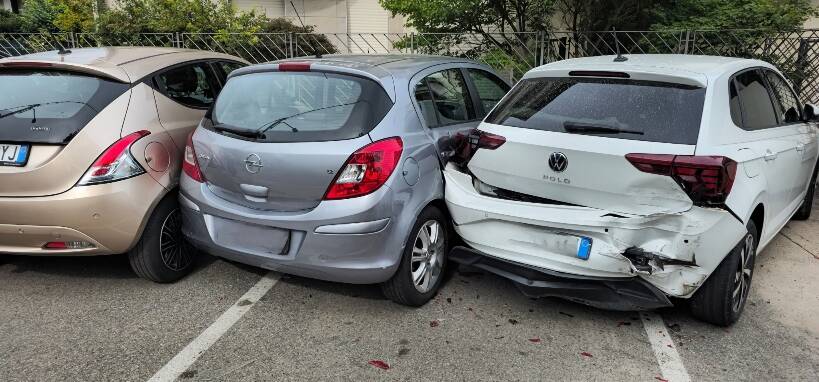 auto distrutta cardano al campo incidente