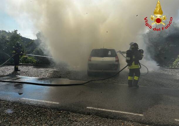 Vettura in fiamme al Villaggio Olandese