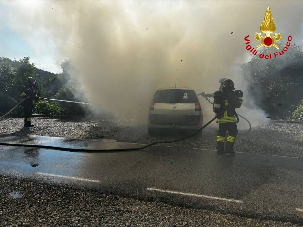 Vettura in fiamme al Villaggio Olandese