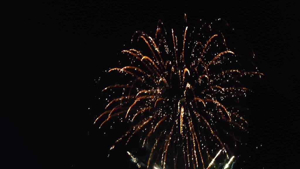 I fuochi d'artificio illuminano la Festa di Monate