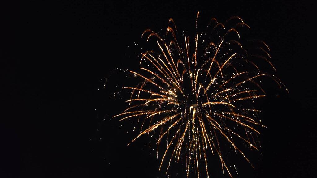 I fuochi d'artificio illuminano la Festa di Monate