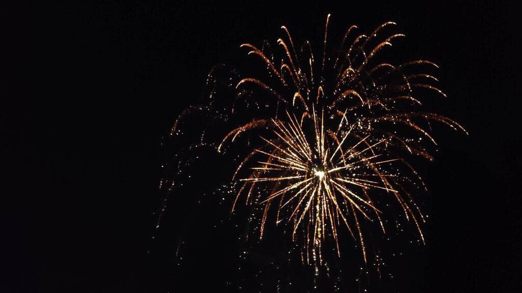 I fuochi d'artificio illuminano la Festa di Monate