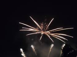 I fuochi d'artificio illuminano la Festa di Monate