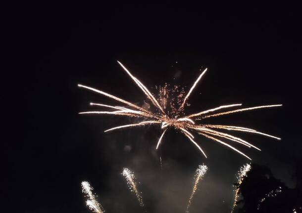 I fuochi d'artificio illuminano la Festa di Monate