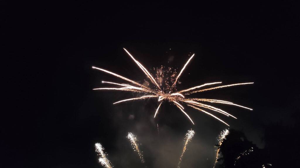 I fuochi d'artificio illuminano la Festa di Monate