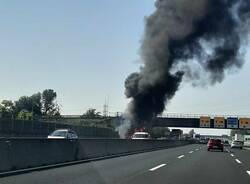 Incendio in A8, camion in fiamme a Terrazzano in direzione Milano