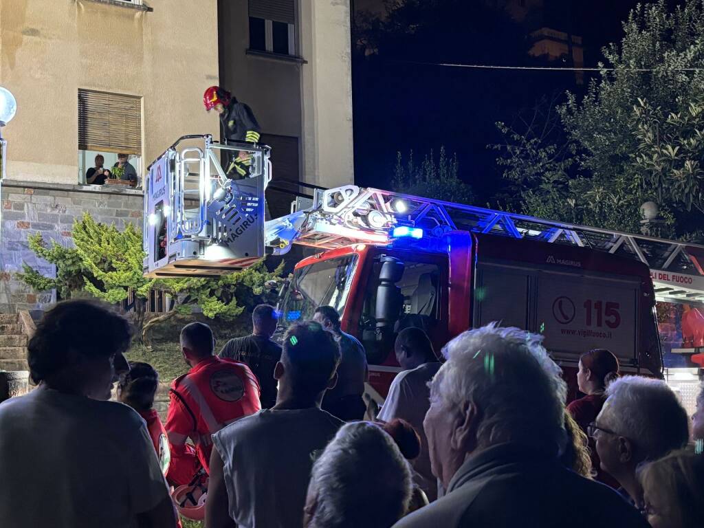 Incendio sul balcone di un appartamento ad Albizzate