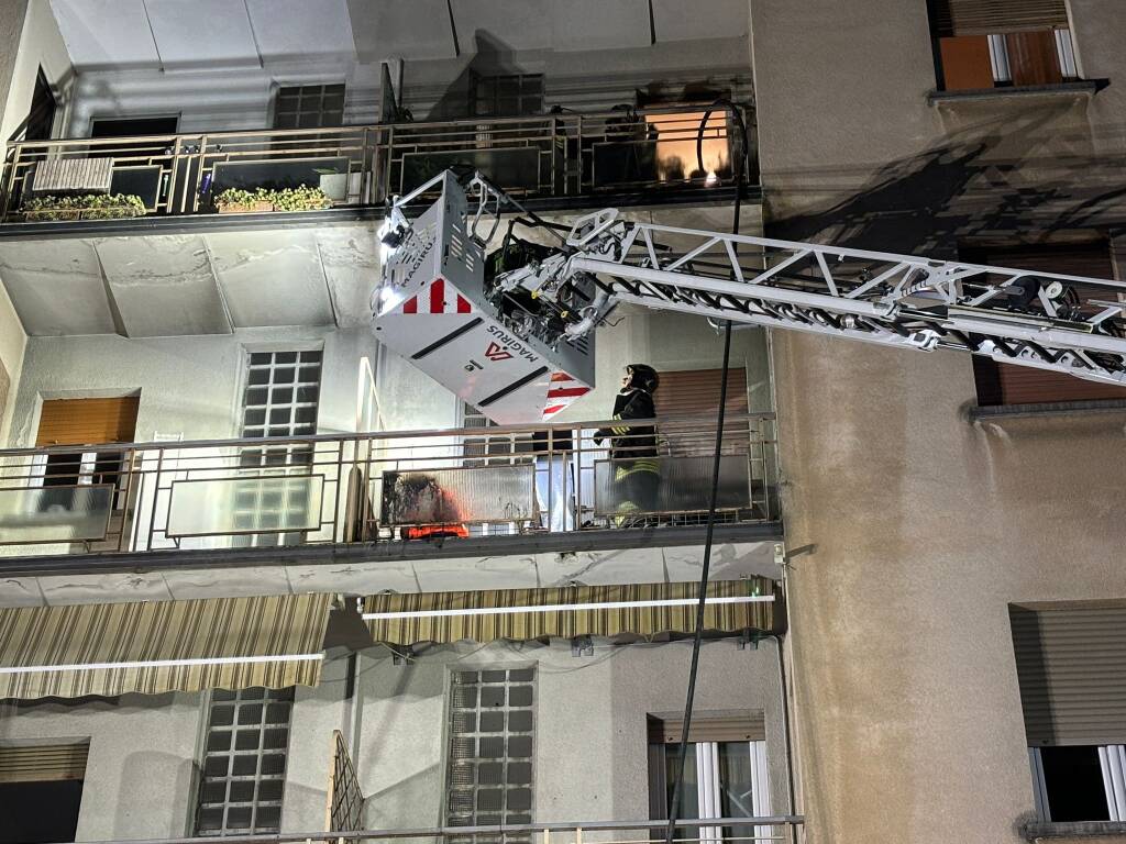 Incendio sul balcone di un appartamento ad Albizzate