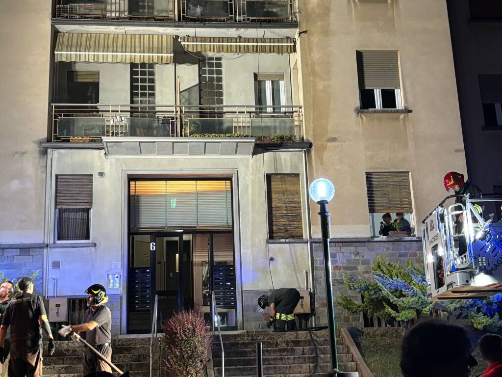 Incendio sul balcone di un appartamento ad Albizzate
