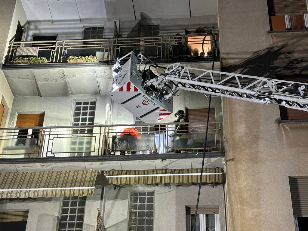 Incendio sul balcone di un appartamento ad Albizzate